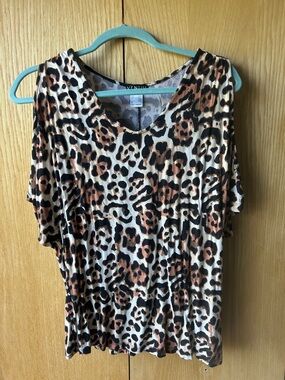 VENUS Leopard Cold-Shoulder Tee in Black and Brown